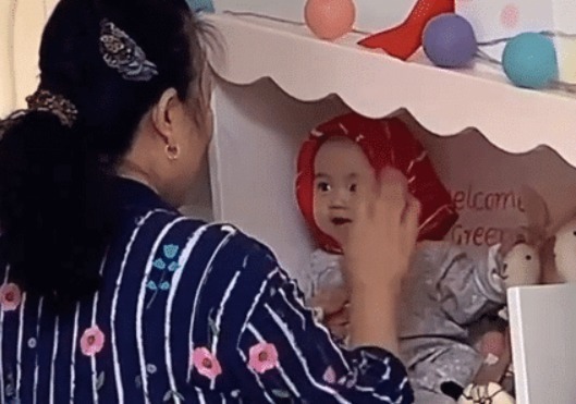 萌娃|姥姥“仙气飘飘”式带娃,这大概是我见过最值钱的“摆件”