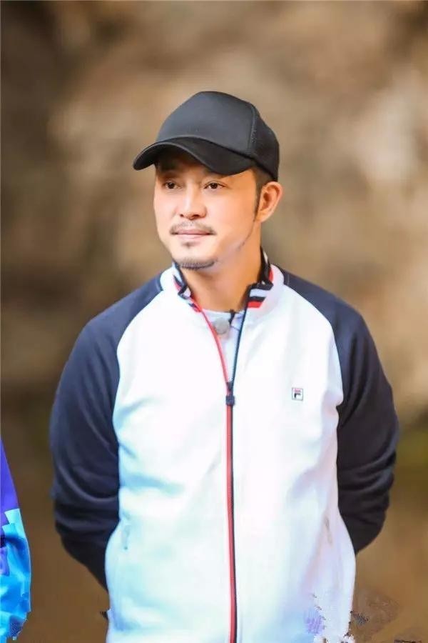 胡可素顏照曝光，在家相夫教子，卻培養出了一個國民老公