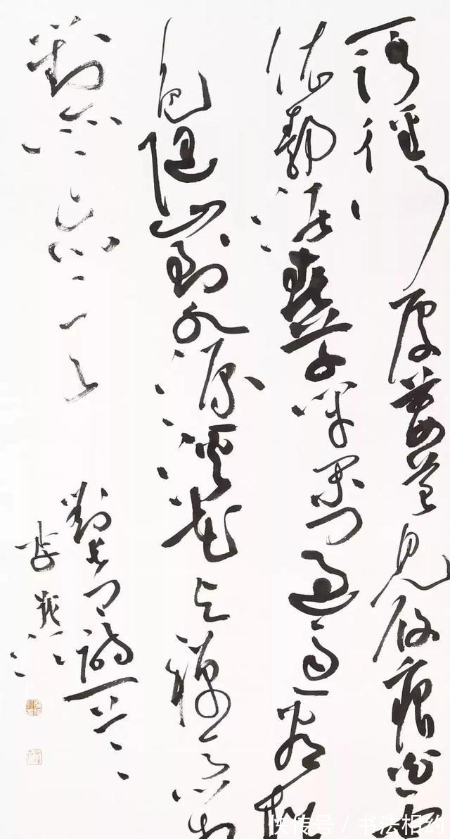 国展$他的草书布局上“星星点点”的,简约精致,但却赢得第10届国展奖