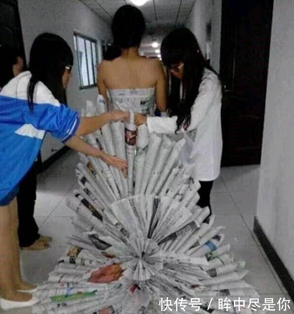 |搞笑图片幽默段子笑话: 妹子衣服创意不错,就是下雨天尴尬