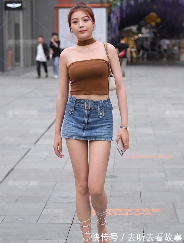 长裙裤 时尚短款牛仔裙搭配挂脖衫,穿出了初秋的清新,美得简单又时髦!