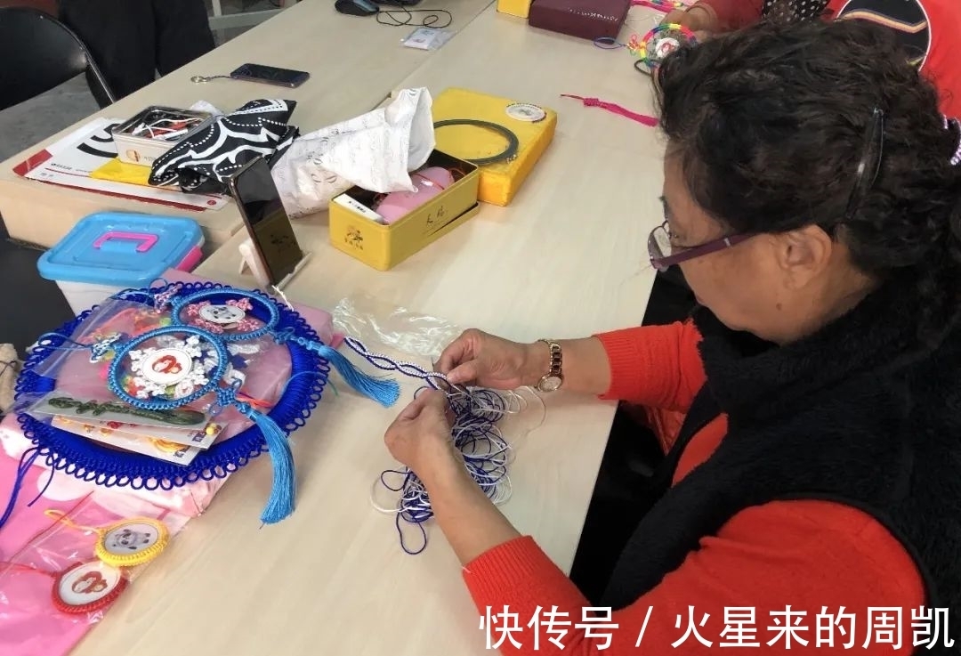 纽扣画|纽扣画、中国结、补绣挂件……地区居民巧手庆冬奥,一起向未来!
