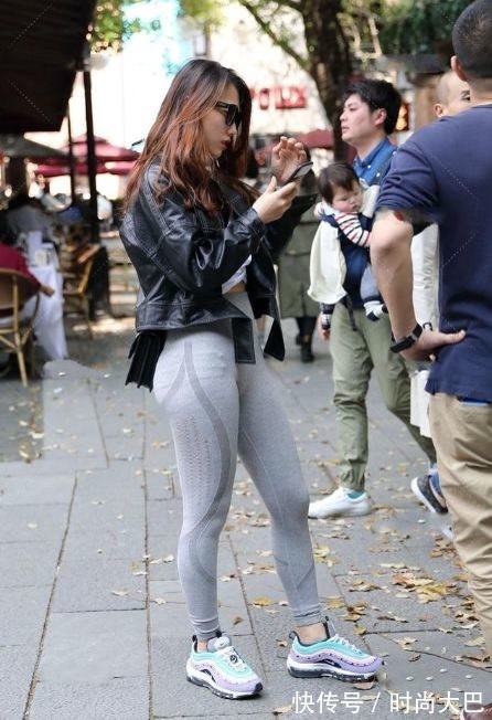 牛仔裤 穿着卡其色,时尚而老成,充满高级感