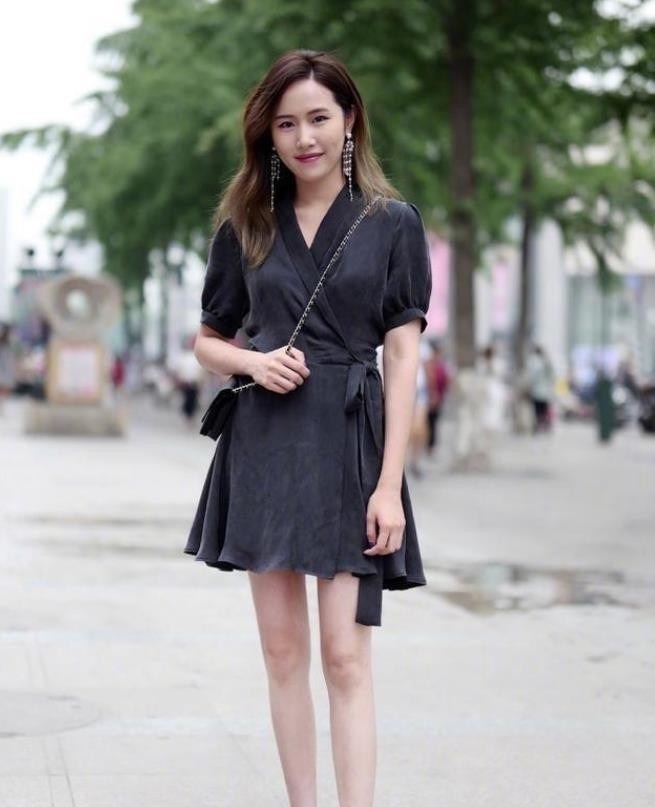 街拍:美女穿着散发出简约个性的视觉美感,整个人轻盈又妩媚