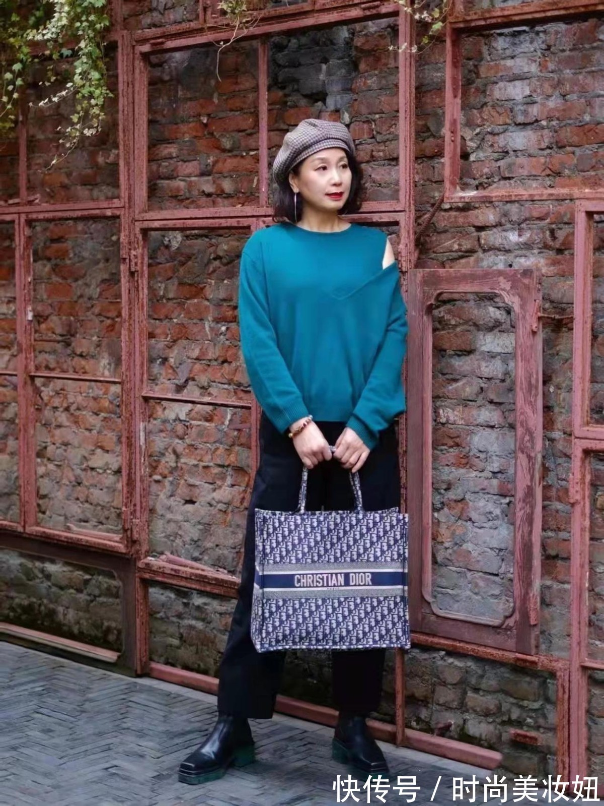 选用 建议50岁的女人多穿“针织衫”,搭配裤子、裙子,都优雅大方