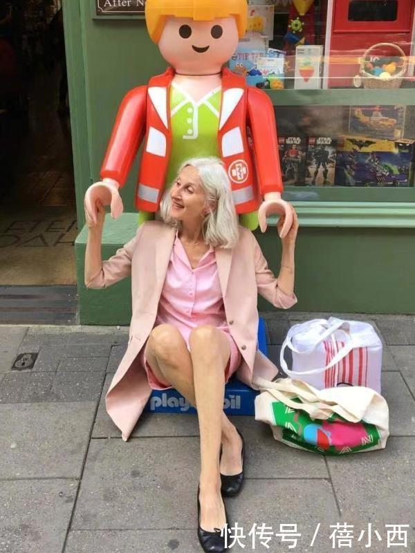 时髦|这才是真正的惊艳了时光!这位“白发奶奶”比00后还敢穿,超时髦