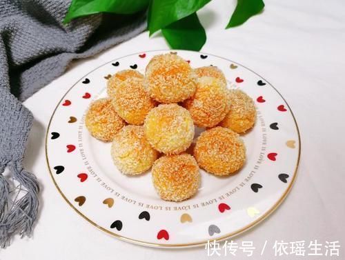 孩子爱吃的椰蓉球，趁周末多做些，不用打发，简单拌拌，香酥可口