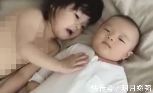 弟弟|2岁姐姐唱歌哄3个月弟弟睡觉,弟弟的反应笑翻妈妈,好萌好可爱