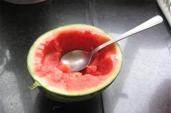 豪气|日本人原以为中国吃西瓜够豪气了,没想到迪拜吃西瓜更“绝”