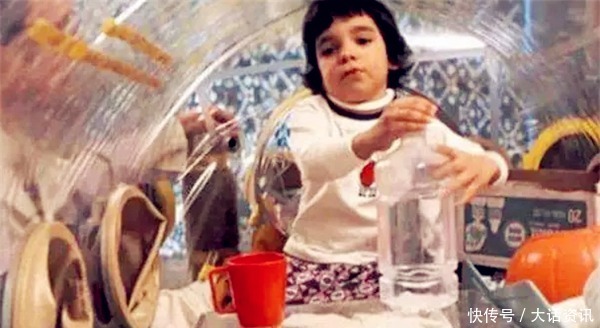 在隔离罩生活了12年的“泡泡男孩”,死亡前第一次拥抱了妈妈