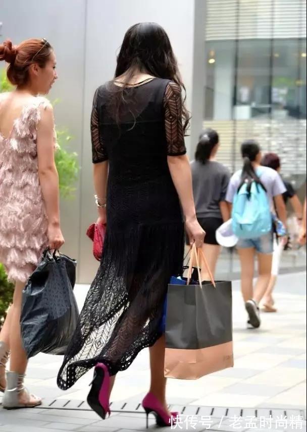 知性 街拍:穿黑裙戴眼镜的知性性感美妇