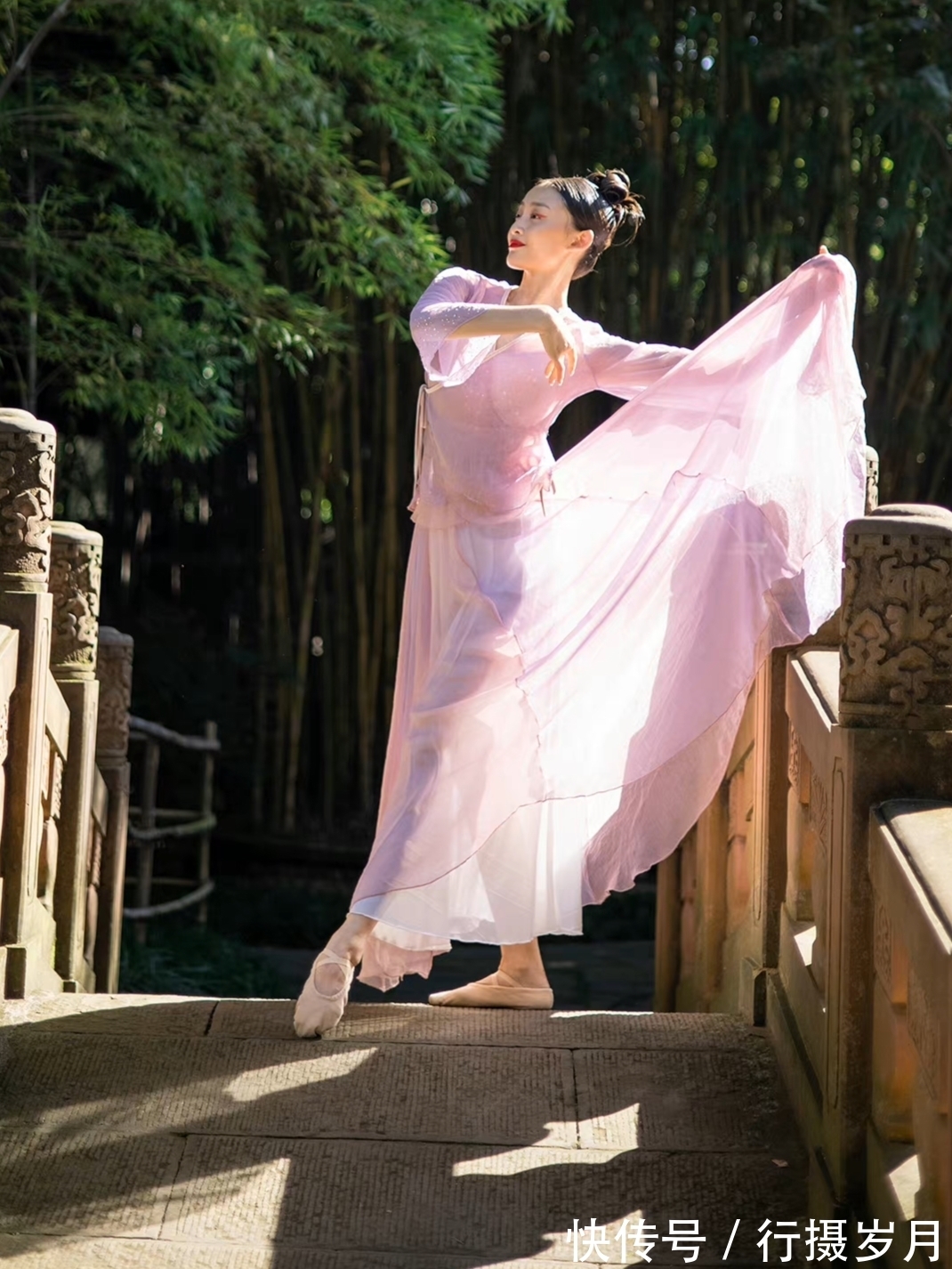 红尘$于盎然的春意里,舞尽浅吟低唱的红尘