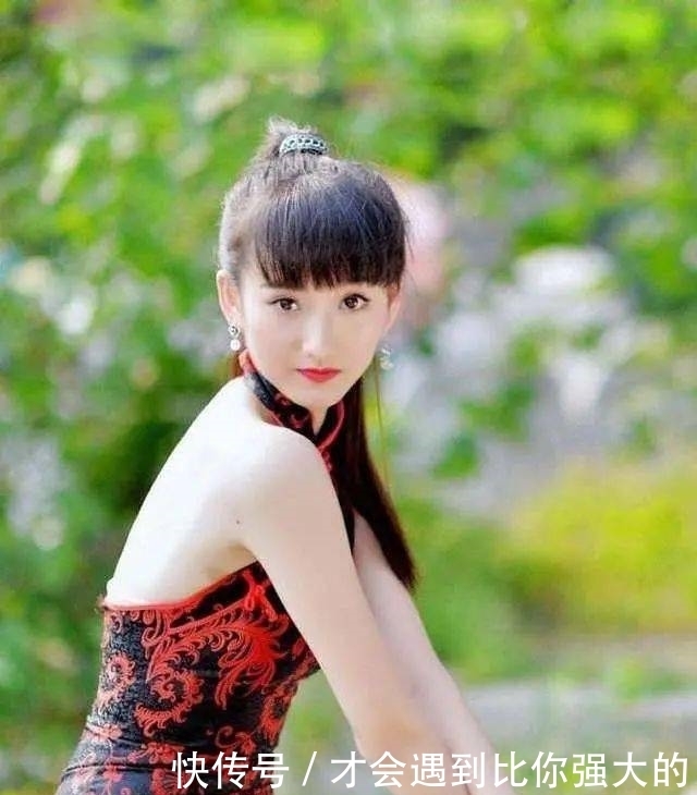 旗袍美人,天姿国色,嫩指纤纤,千姿百媚,楚楚动人!