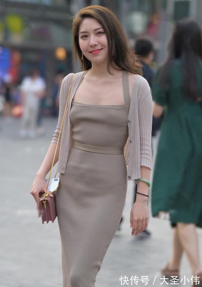 靓女 美女街拍:30多了还爱臭美,裙子后绑条“尾巴”,真让她收获了好身材