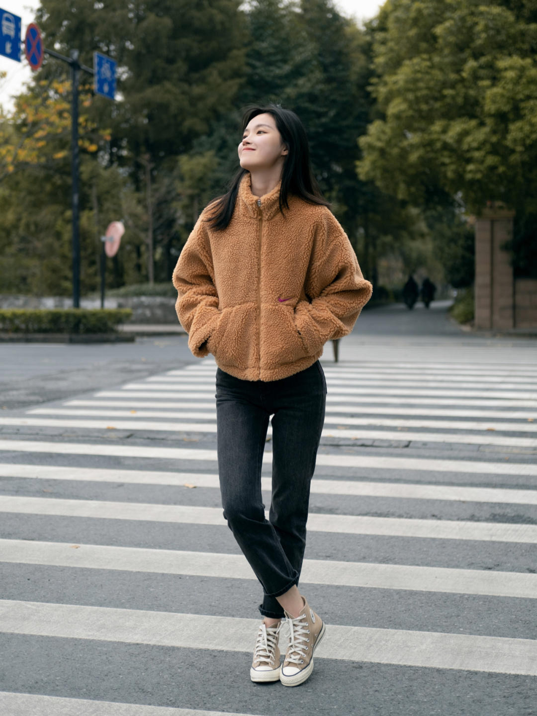 贝雷帽|“羊羔绒外套”怎么穿出高级感?秋冬学这4套穿搭技巧,高级时髦