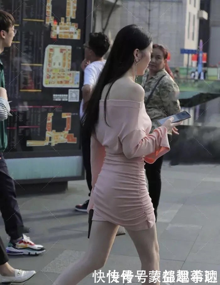 一字|罗衣何飘飘,轻裾随风还,粉色一字肩收腰连衣裙的性感优雅穿搭