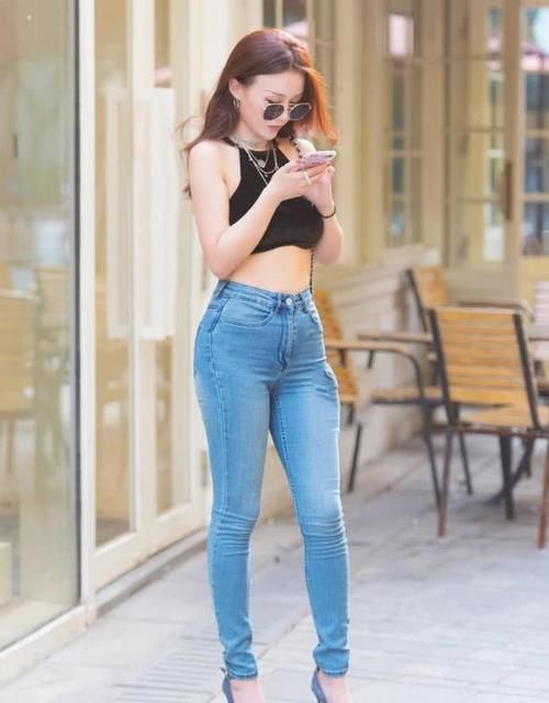 街拍|小姐姐紧身牛仔裤搭配挂脖无袖背心,尽显大好身材