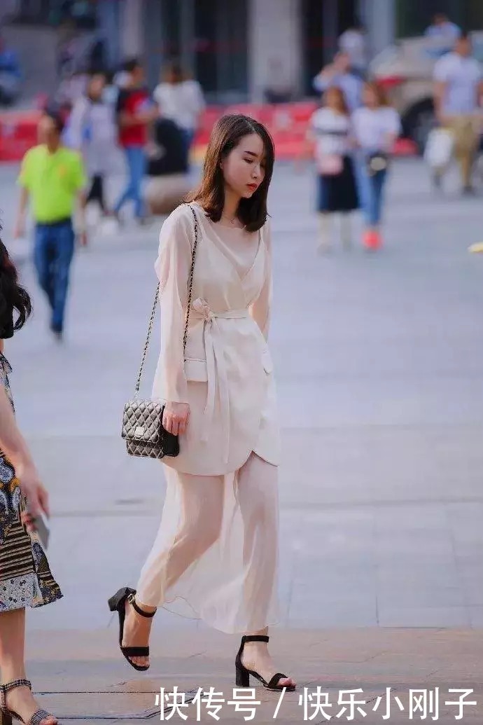辣妈高跟鞋搭配出街,让自己看上去更美丽