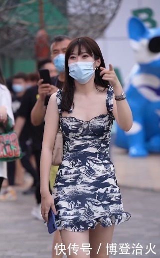 裙摆|街拍：水墨风的吊带连衣裙，展示满满中国风，凸显小姐姐绝佳气质