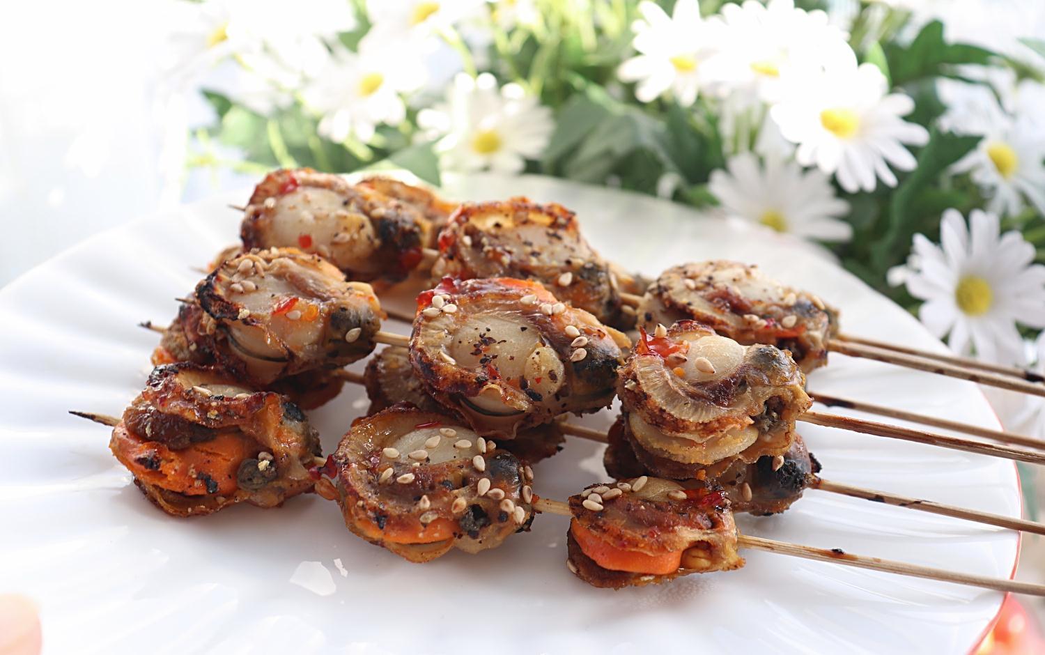 自己做烤扇贝串,鲜香十足,比外面的烧烤摊的还好吃