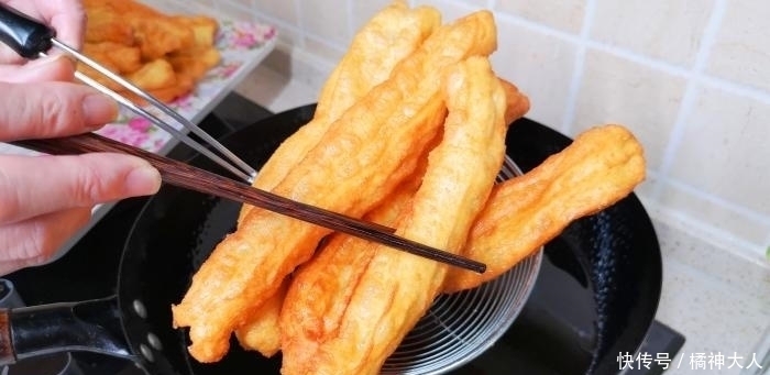 炸油条时,有人加鸡蛋,有人加泡打粉,其实都不对,教你正确做法