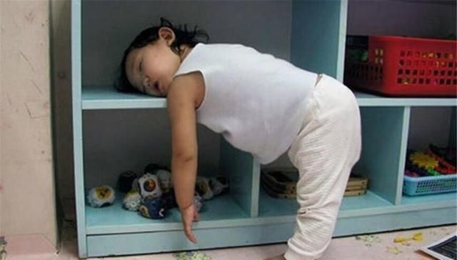 内心|心理专家坦言孩子睡觉爱用这“姿势”,内心很孤单,家长要重视