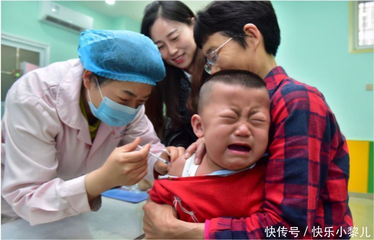 双管齐下|宝宝注射疫苗“双管齐下”,哭都不知道脸看哪边,可以一次两针?