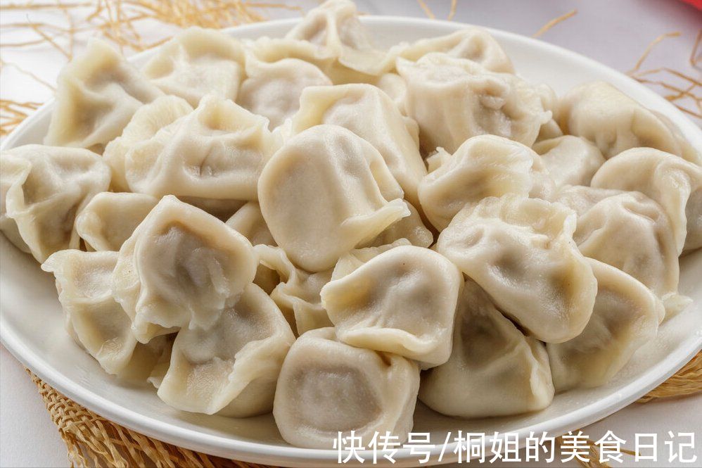 白菜做馅别用盐腌,只需多加一步,馅料不出水,吃着鲜美又多汁