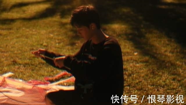 肖戰晚上放風箏,工作室發9宮格帥照,網友:期待一個vlog!