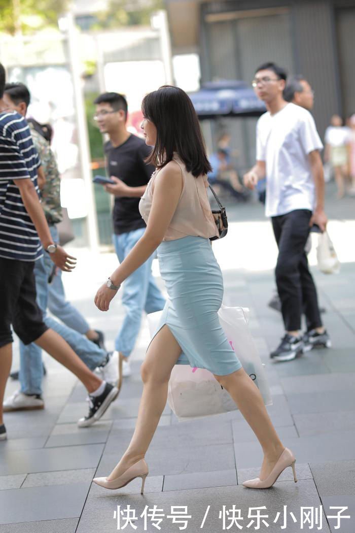 修身的及膝裙穿搭,让整体更显优雅又娴静,值得一试