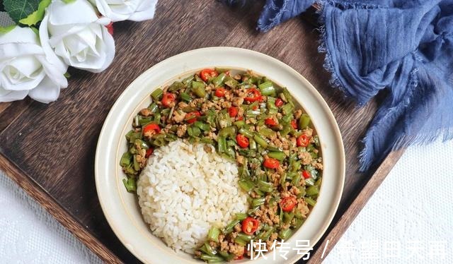 菜梗|7月,这碱性蔬菜可多吃,2块钱买1大捆,去叶留菜梗一炒,真爽脆!