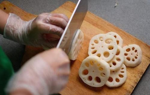 白醋|洗莲藕,别只会用清水,多加这两样,孔里的泥轻松去除,太实用了