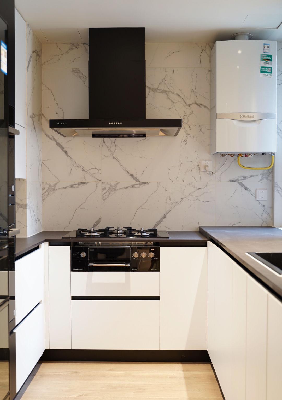 玄关|她家虽然不大，但称得上装修典范，不仅拥有大量收纳，还极简好看