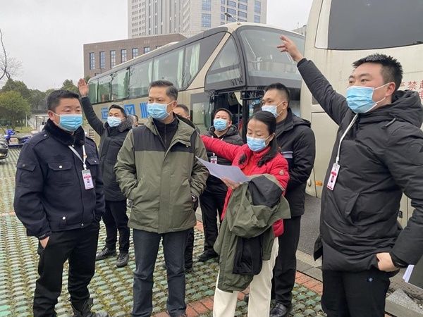 援安顺医疗队|贵州省职工医院“援安顺医疗队”准时开展核酸采集工作