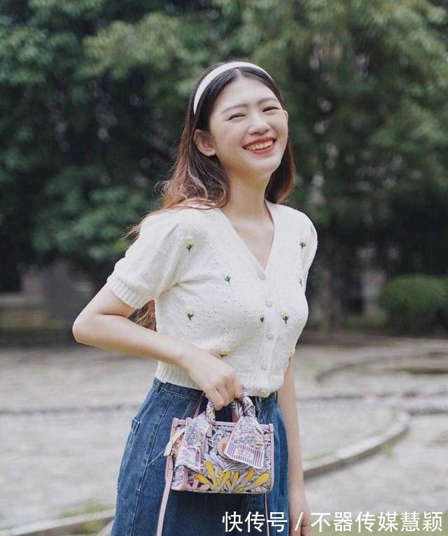 气场|精致的女人自带气场,针织衫配半身裙,女人30岁一样可以很高级