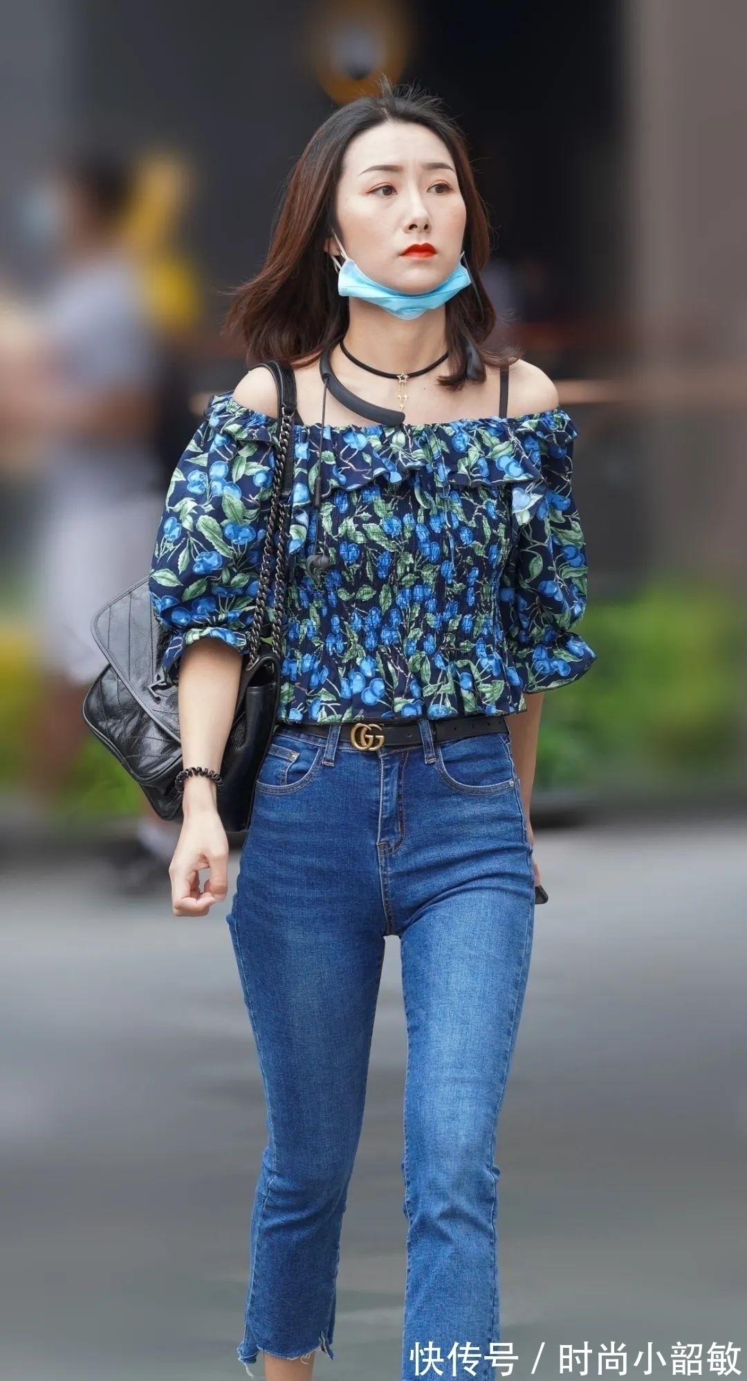 美女 紧身牛仔裤这么穿才好看,配上一字肩,时尚又迷人