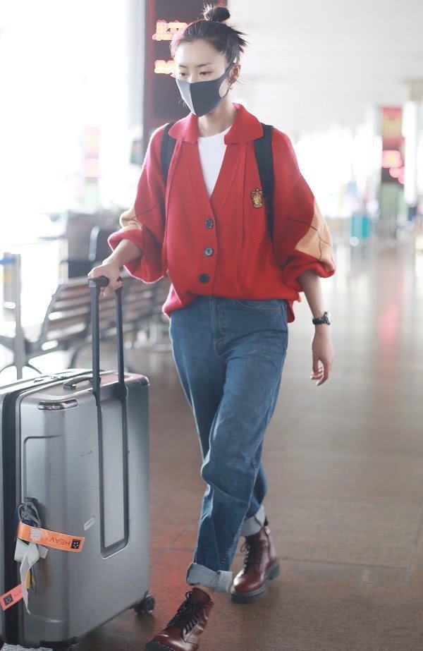 大表姐 “大表姐”刘雯最新初秋穿搭,开衫搭老爹裤,清新甜美似初恋!