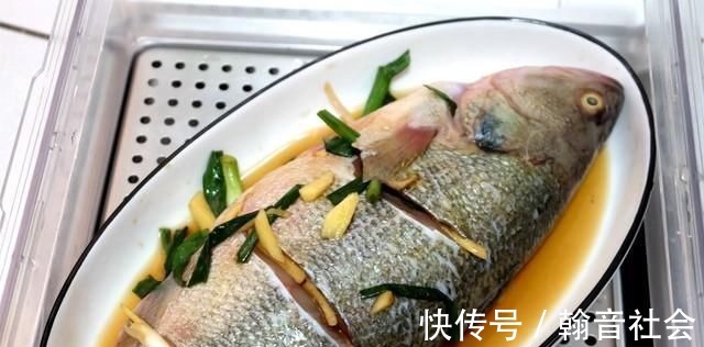 女儿生日,妈妈做了一桌菜,还有一个大蛋糕,满满的都是爱