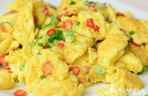 炒鸡蛋|炒鸡蛋,直接下锅煎就错啦,多做这两步,鸡蛋松散鲜嫩还显多