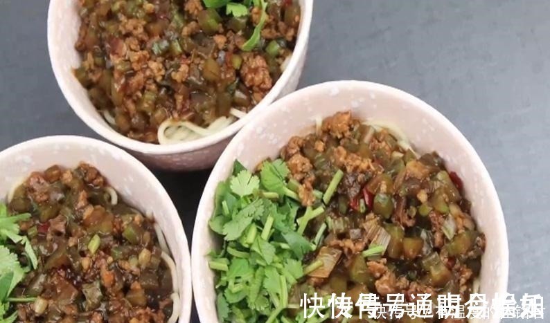 做炸酱面时,最忌出锅即吃,面点师记住这2点,面条劲道又滑爽