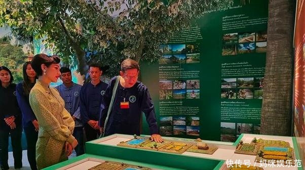 妮娜|诗妮娜亮相开发会,穿半高领看不见脖子,一身混搭身材细如闪电