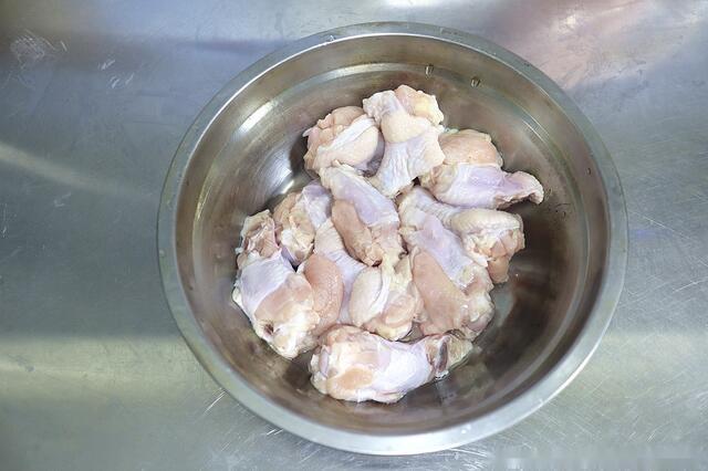 台式三杯鸡的家常做法，后悔没早几年做，1斤多鸡腿一扫而光