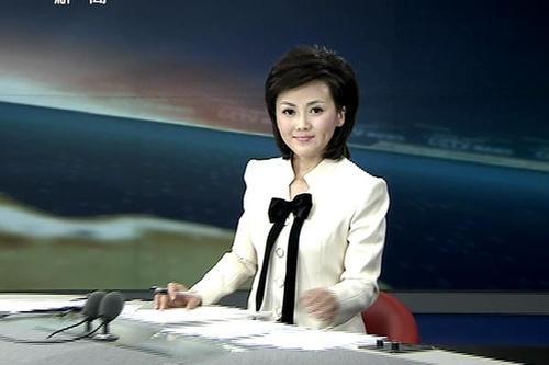 她是央视著名主持人,清华硕士毕业被称“冰山美人”