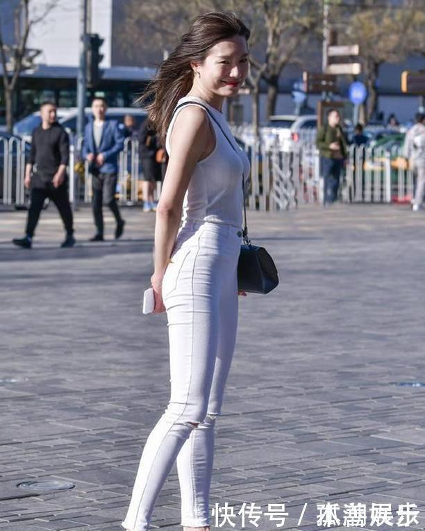 街拍打底裤小姐姐的穿着时尚好看,彰显文雅的温情