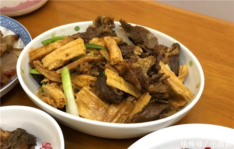 周日在亲戚家聚餐，亲戚做了六款客家菜，大家吃得尽兴又满足