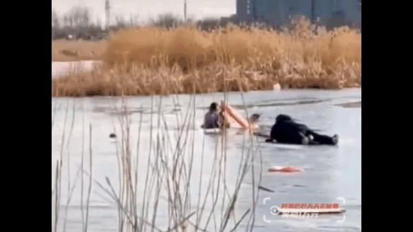 女子|冰面不断裂开，他匍匐往返60米救下落水女子……
