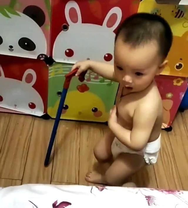 爷爷|宝宝半夜不睡觉，下床模仿爷爷走路，手中道具笑翻网友人小鬼大