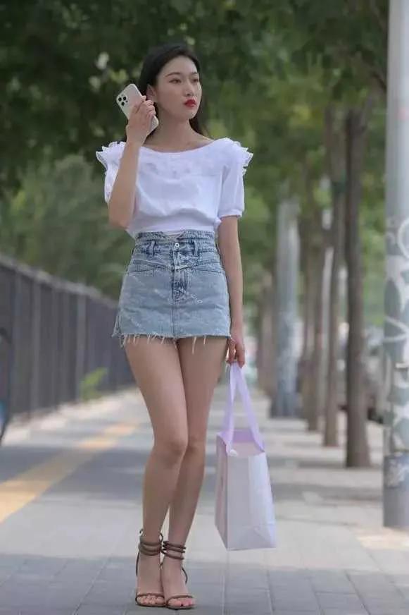 小姐姐 从前面看是短裙,从背后看是热裤,小姐姐的这身打扮很有欺骗性