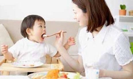 妈妈|3岁孩子吃鱼“卡鱼刺”,妈妈这“取刺”办法,连儿科医生都称赞