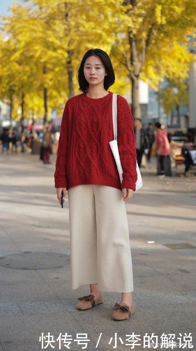 女人再懒也少用阔腿裤配卫衣，现流行“毛衣+阔腿裤”，保暖好看